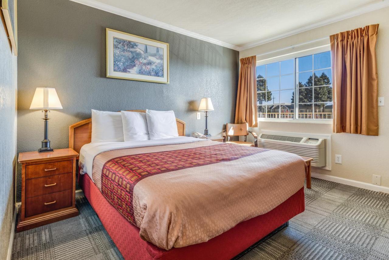 Americas Value - 2* Petaluma